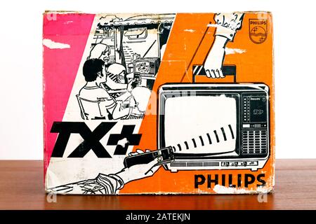 Carton Box of 1970 Retro Old PHILIPS Philetta TX+ 12B912 TV. Le premier téléviseur portable B/W avec télécommande produit par Philips Banque D'Images