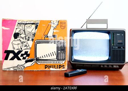Téléviseur Philips Philetta TX+ 12B912 rétro des années 1970. Le premier téléviseur portable B/W avec télécommande produit par Philips Banque D'Images