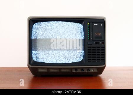 Téléviseur PHILIPS Philetta TX+ 12B912 rétro des années 1970 avec écran À Effet de glitch et bruit statique Banque D'Images