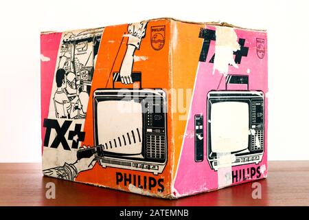 Carton Box of 1970 Retro Old PHILIPS Philetta TX+ 12B912 TV. Le premier téléviseur portable B/W avec télécommande produit par Philips Banque D'Images