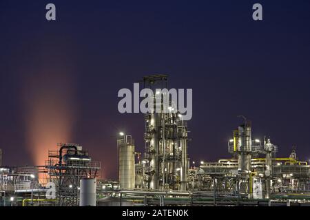 Partie d'une usine chimique et d'une raffinerie la nuit. Banque D'Images