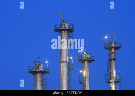 Une partie de l'usine de produits chimiques et de l'affinerie avec ciel bleu-nuit. Banque D'Images