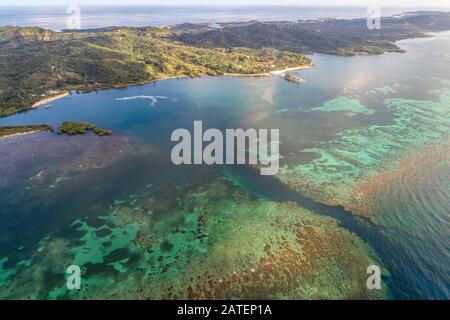 Vue Aérienne De La Baie Turquoise, Roatan, Honduras, Mer Des Caraïbes Banque D'Images