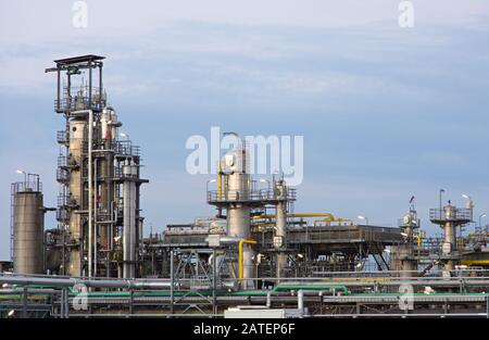 Une partie d'une usine chimique et d'une raffinerie peu après le coucher du soleil. Banque D'Images