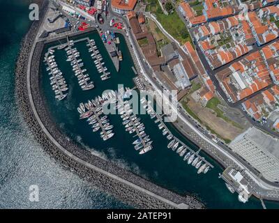 Vue aérienne du port de plaisance d'Angra de Heroismo sur Terceira, Acores Banque D'Images