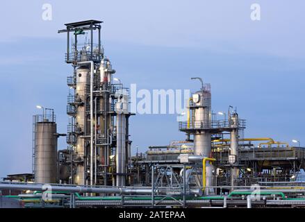 Une partie d'une usine chimique et d'une raffinerie peu après le coucher du soleil. Banque D'Images