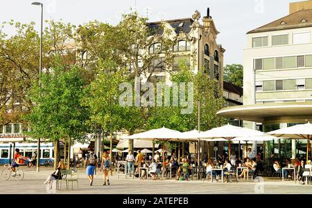 Les gens de Sechselautenplatz dans le centre-ville de Zurich Banque D'Images