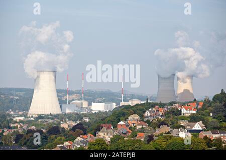 Vue sur la ville de Huy en Belgique à la Meuse, à la centrale nucléaire de Tihange. Banque D'Images