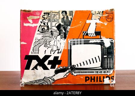 Carton Box of 1970 Retro Old PHILIPS Philetta TX+ 12B912 TV. Le premier téléviseur portable B/W avec télécommande produit par Philips Banque D'Images