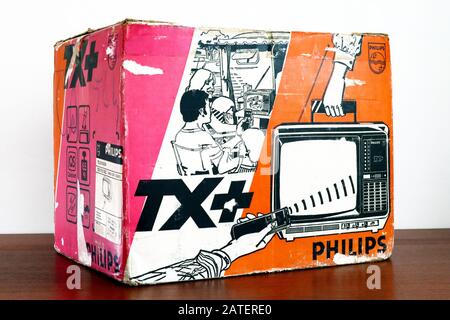 Carton Box of 1970 Retro Old PHILIPS Philetta TX+ 12B912 TV. Le premier téléviseur portable B/W avec télécommande produit par Philips Banque D'Images
