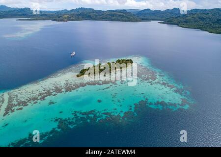 Vue Aérienne De L'Île De Ghavutu, Des Îles De La Floride, Des Îles Salomon, De L'Océan Pacifique Sud Banque D'Images