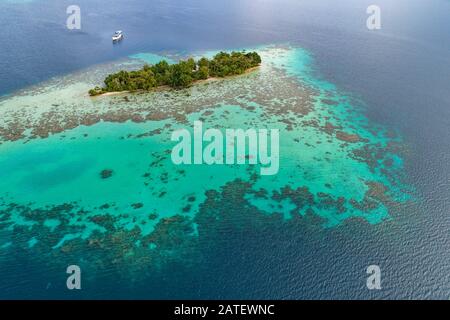 Vue Aérienne De L'Île De Ghavutu, Des Îles De La Floride, Des Îles Salomon, De L'Océan Pacifique Sud Banque D'Images