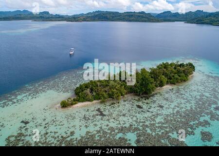 Vue Aérienne De L'Île De Ghavutu, Des Îles De La Floride, Des Îles Salomon, De L'Océan Pacifique Sud Banque D'Images