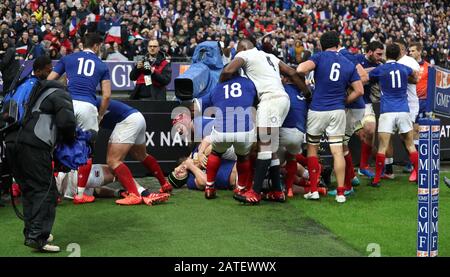 Les tempers flamment pendant le match Guinness Des Six Nations au Stade de France, Paris. Banque D'Images