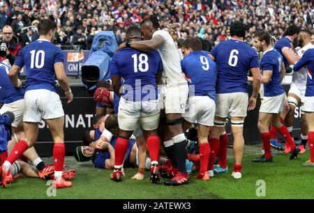 Les tempers flamment pendant le match Guinness Des Six Nations au Stade de France, Paris. Banque D'Images