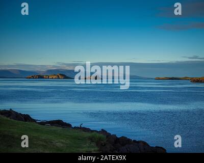 Vue en soirée depuis la côte de Stykkisholmur sur la péninsule de Snaefellsnes, en Islande Banque D'Images