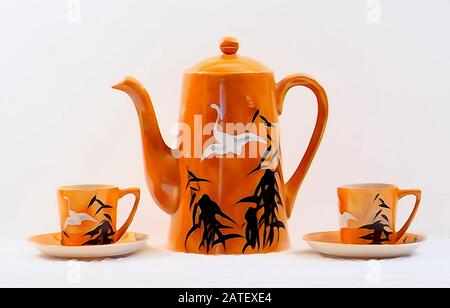 Gros plan de tasses à thé et soucoupes d'époque peintes à la main datant de 1900 Banque D'Images