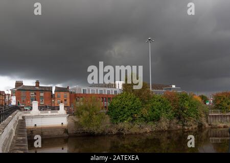 Un ciel de tempête au-dessus de l'ancienne maison de paquets et du nouveau parking de plusieurs étages, Warrington, Cheshire, vu du pont de Warrington au-dessus de la rivière Mersey, 2019 Banque D'Images