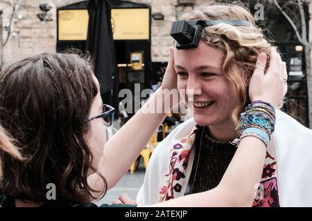 Jérusalem, Israël. 2 février 2020. Une jeune femme est enveloppée dans le tefillin, ou phylactères, dans un stand de wrap pour les femmes organisé par les femmes du mur, une organisation connue pour lutter pour les droits de prière des femmes au mur occidental, dans le centre-ville de Jérusalem. Tefillin, deux petites boîtes noires contenant du parchemin avec des versets de la Bible hébraïque sont enroulées autour de la tête et du bras avec des sangles en cuir noir et sont considérées comme un commandement dans le judaïsme orthodoxe. En tant que tels, ils sont traditionnellement le domaine des hommes seulement. Crédit: Nir Alon/Alay Live News. Banque D'Images