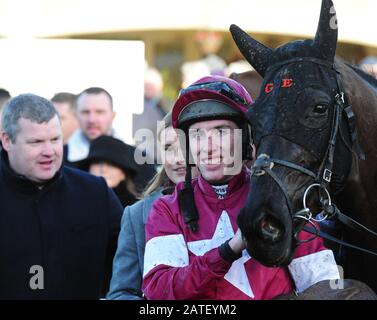 Delta Work et Jockey Jack Kennedy après avoir remporté la Paddy Power Irish Gold Cup au deuxième jour du Dublin Racing Festival à l'hippodrome de Leopardstown. Banque D'Images