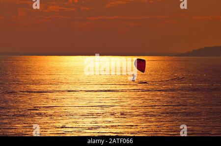 Superbe paysage d'un snowkiter sur le fleuve Saint-Laurent au coucher du soleil Banque D'Images