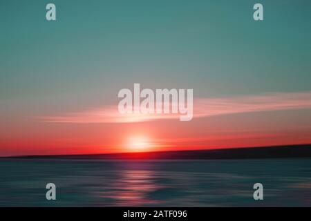Coucher de soleil bleu et rose coloré sur le fleuve Saint-Laurent Banque D'Images