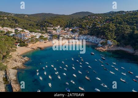 Vue Aérienne Depuis La Plage De Tamariu, Costa Brava, Espagne, Mer Méditerranée Banque D'Images