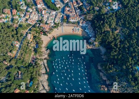 Vue Aérienne Depuis La Plage De Tamariu, Costa Brava, Espagne, Mer Méditerranée Banque D'Images