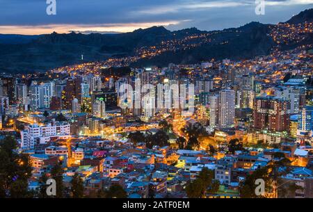 Vue sur le centre-ville de La Paz, Bolivie la nuit. Sur le côté gauche de la cathédrale métropolitaine sur place Murillo peut être vu. Banque D'Images