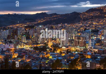 Vue sur le centre-ville de La Paz, Bolivie la nuit. Sur le côté gauche de la cathédrale métropolitaine sur place Murillo peut être vu. Banque D'Images