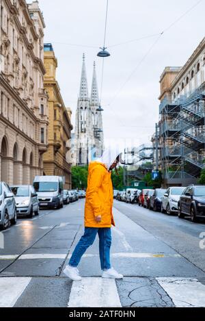 femme traversant la rue ancienne église tours sur fond Banque D'Images