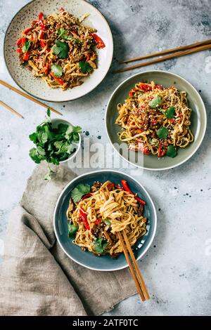 Cuisine asiatique, nouilles udon avec légumes, menu végétarien sain Banque D'Images