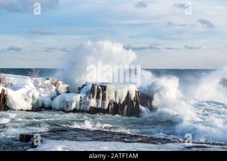 Lac supérieur vagues battent le rivage, Artist point, Grand Marais, Cook County, MN, janvier, par Dominique Braud/Dembinsky photo Assoc Banque D'Images