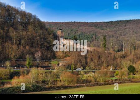 Ancienne ruine du château allemand appelée 'Hinterburg' ou 'Alt Schadeck', l'un des quatre châteaux situés dans la ville de Neckarsteinach au milieu d'Odenwald hil Banque D'Images