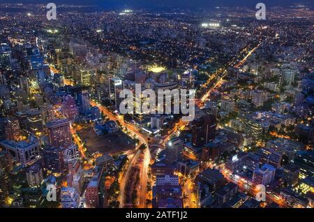 Vue panoramique de nuit sur la ville depuis la Gran Torre Santiago à Santiago du Chili. Banque D'Images