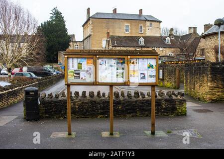 Un tableau d'information communautaire dans la ville de Frome Somerset avec des dépliants et des affiches pour les événements et les groupes Banque D'Images