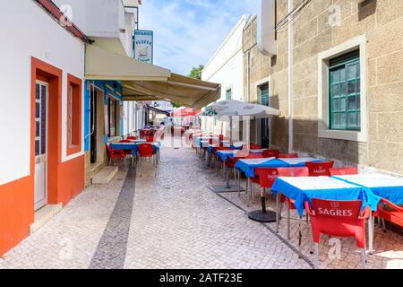 Rue arrière typique de Fuseta et café restaurant à, Fuseta, Algarve, Portugal. Banque D'Images