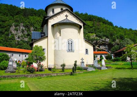 Beau bâtiment de l'église dans le monastère orthodoxe Moraca, montagnes du Monténégro, près de la rivière Moraca. Vue Monténégro. Crna Gora, le jour de Pâques Banque D'Images