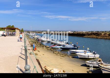 Port et port de plaisance avec bateaux amarrés à Fuseta, Fuseta, Algarve, Portugal. Puerto de Fuzeta. Banque D'Images