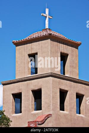 Clocher de L'église Notre-Dame de Guadalupe, avec croix en bois blanc, tour en carrelage à étages. Santa Fe, Nouveau-Mexique, Sud-Ouest Des États-Unis. Église catholique historique Banque D'Images