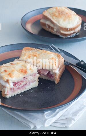 Croque monsier, spectaculaire pain grillé avec jambon cuit, bechamel et gruyère Banque D'Images