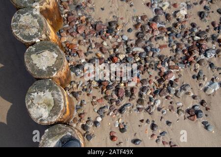 Goynes avec des pierres lavées sur la plage de la mer Baltique dans la station balnéaire Zempin sur Usedom Banque D'Images