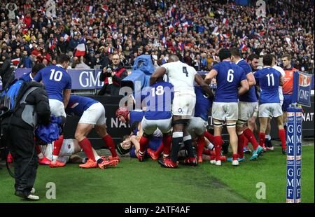 Les tempers flamment pendant le match Guinness Des Six Nations au Stade de France, Paris. Banque D'Images