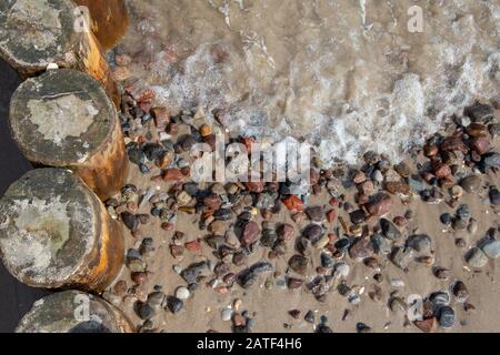 Goynes avec des pierres lavées sur la plage de la mer Baltique dans la station balnéaire Zempin sur Usedom Banque D'Images