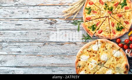 Pizza. Cuisine italienne. Sur un fond en bois blanc. Espace libre pour le texte. Vue de dessus. Banque D'Images