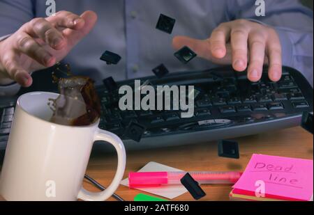 Autocollant rose avec l'inscription de date limite et une tasse de café débordant sur le bureau pendant la frappe intensive avec des touches de vol Banque D'Images