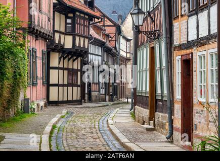 Maisons à colombages sur Stieg, passage à l'Altstadt en Quedlinburg, Saxe-Anhalt, Allemagne Banque D'Images