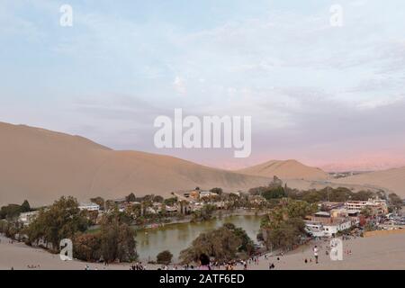 Huacachina, Ica. 30 novembre 2019 - une vue de la quantité de tourisme et d'activités disponibles lors de la visite de l'oasis de Huacachina en Ica-Pérou. Banque D'Images