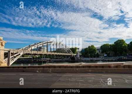 Pont Viaduc d'Austerlitz dans le quartier de la Gare de Lyon à Paris, France sur le canal le jour d'été Banque D'Images