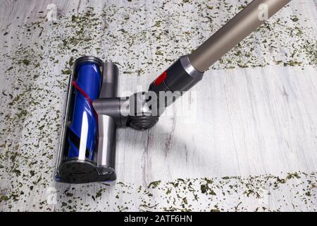 Aspirateur sur le sol. Concept de nettoyage de maison. Avant et après le nettoyage. Zone sale et nettoyée. Entretien Ménager. Aspirateur moderne pendant le séjour Banque D'Images
